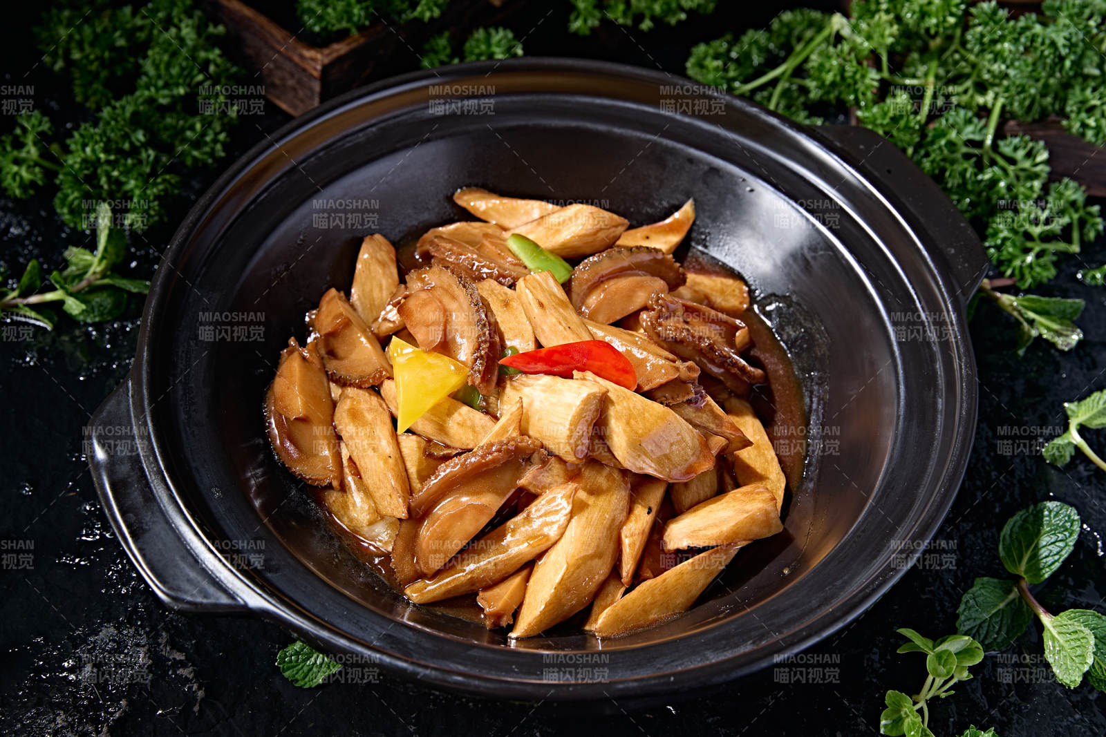 石锅黄焖彩椒杏鲍菇鲜鲍鱼块图片