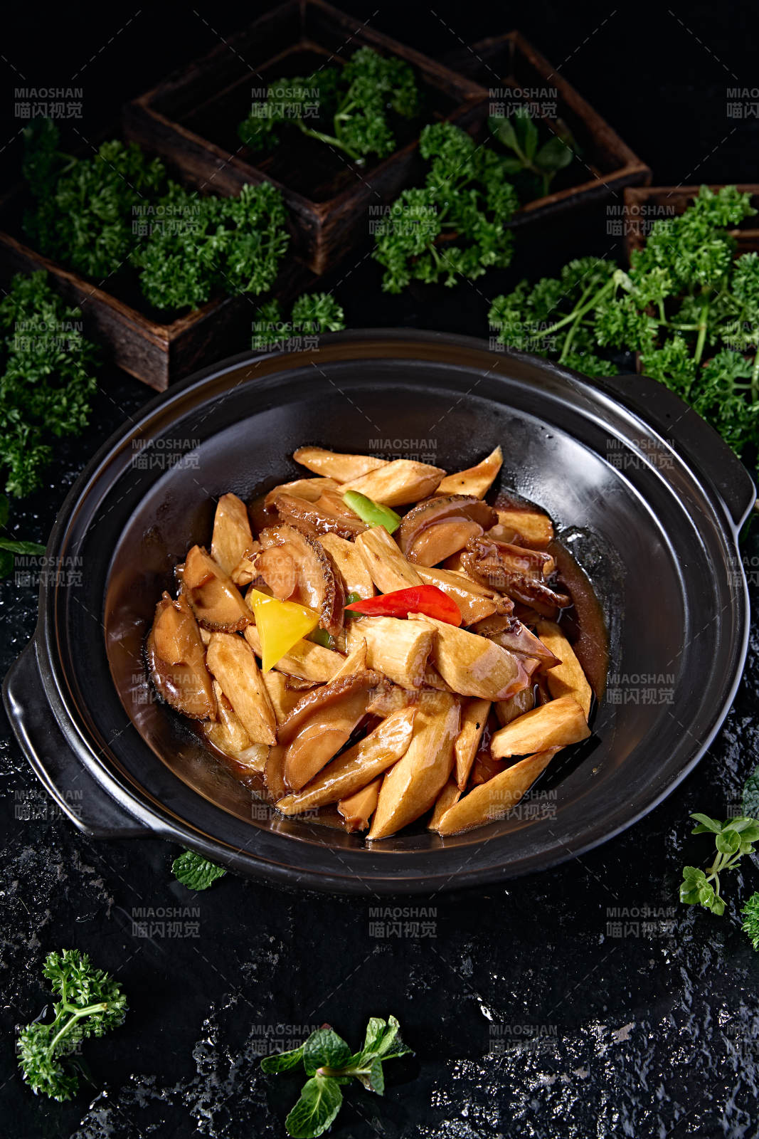 石锅黄焖彩椒杏鲍菇鲜鲍鱼块图片
