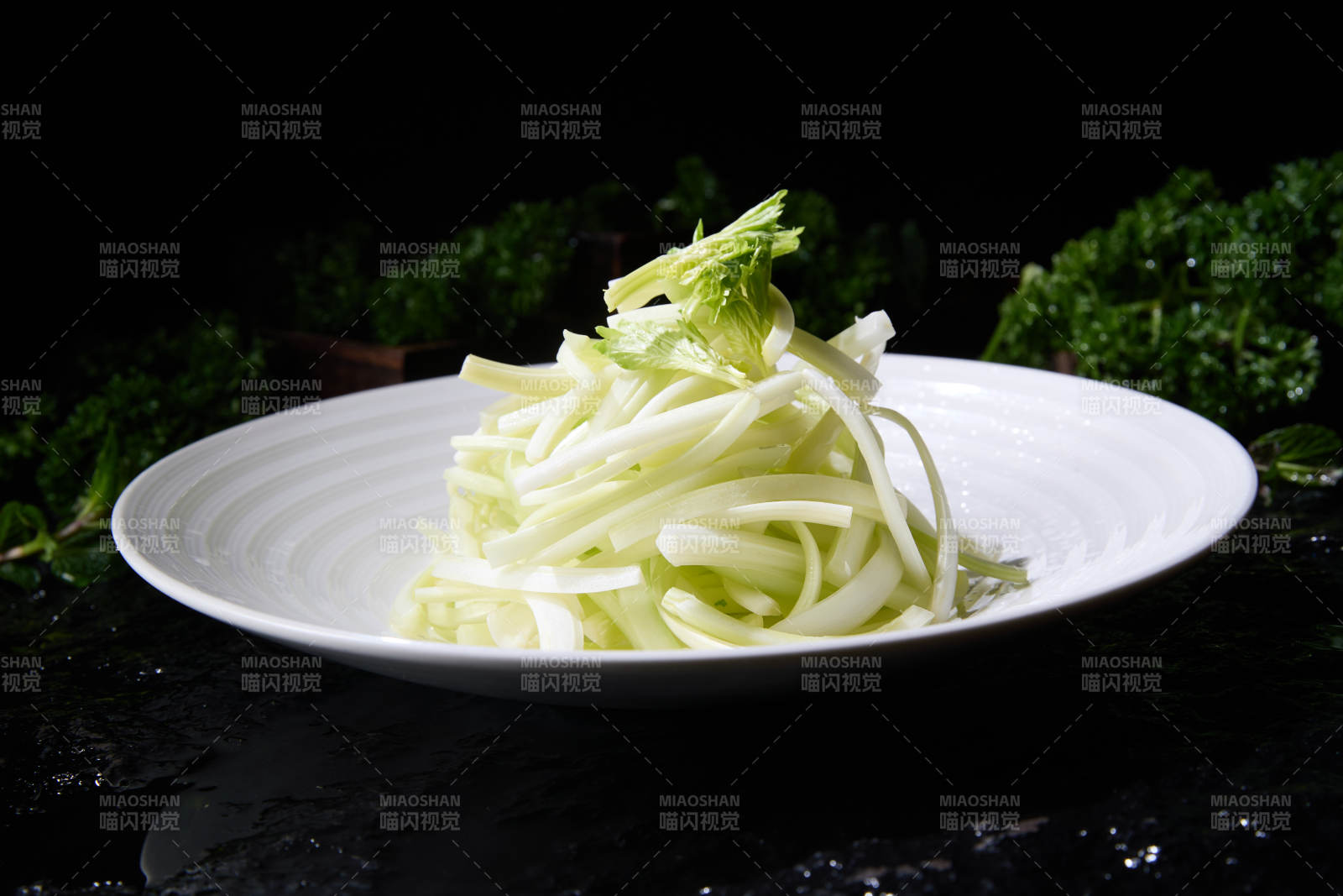 白色瓷盘装的美味凉拌西芹丝图片