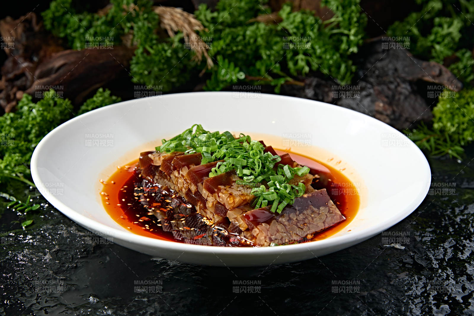 白圆盘装手工切块肉皮冻浇红辣油图片