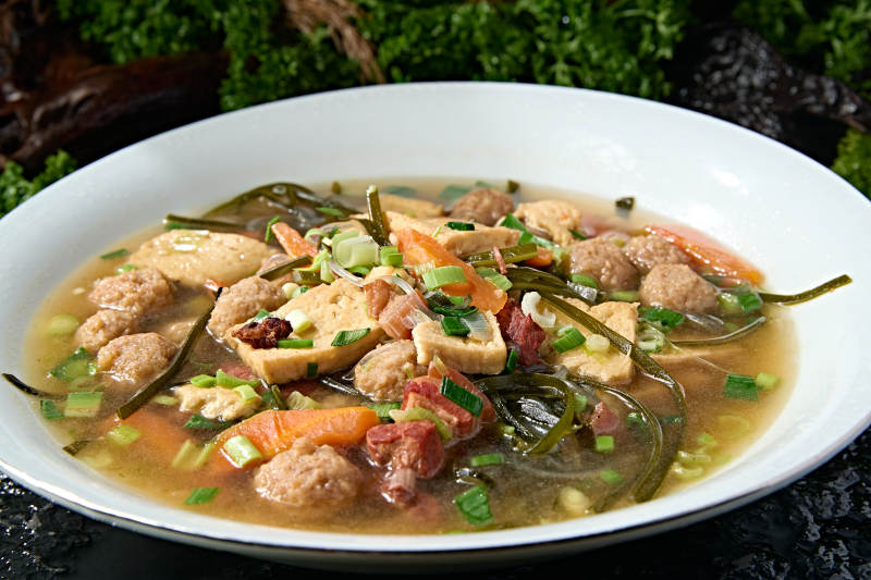 海带豆腐炖鲜肉丸子咸肉胡萝卜家常烩菜图片