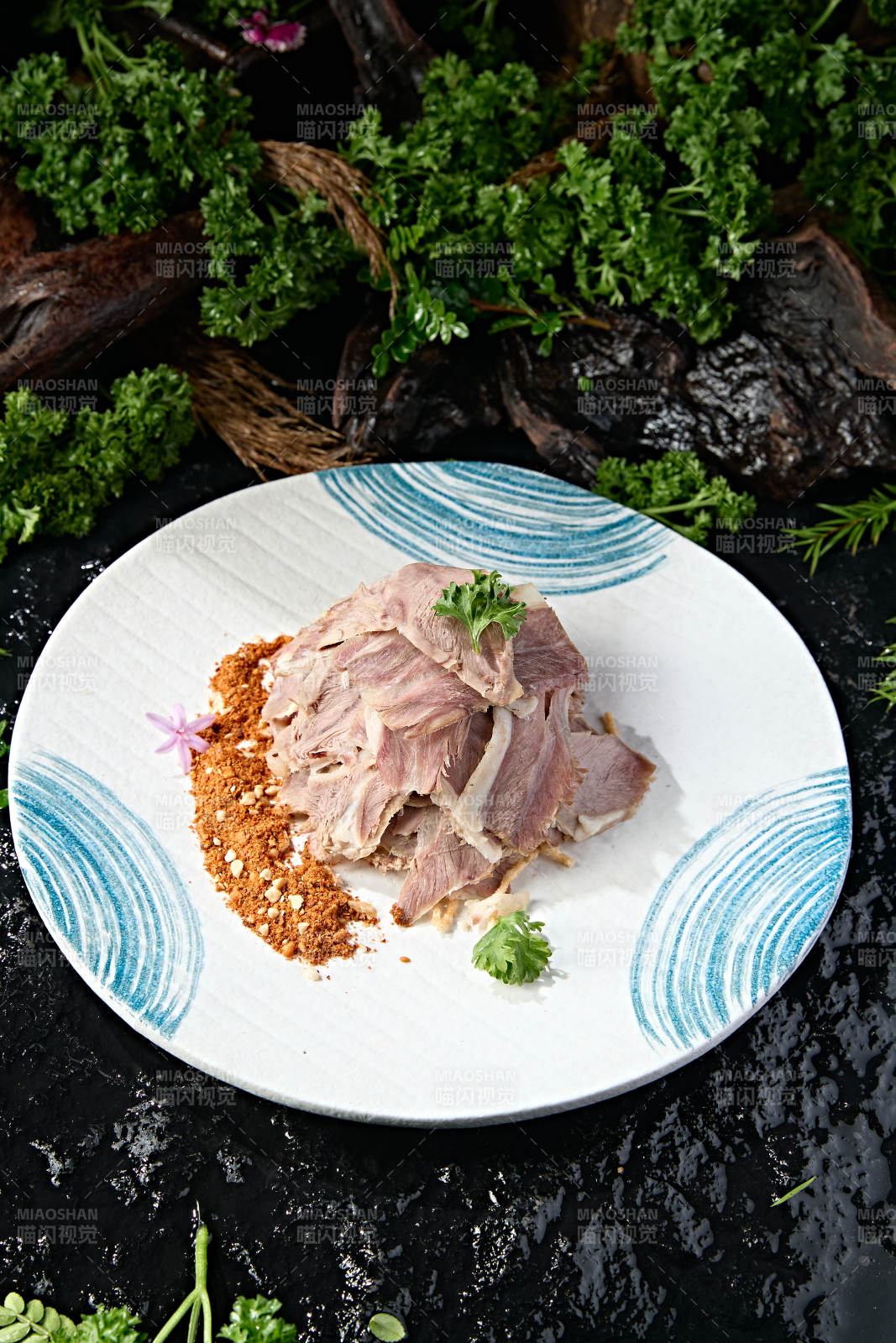 手工白切熟羊肉配花生辣椒干蘸料图片