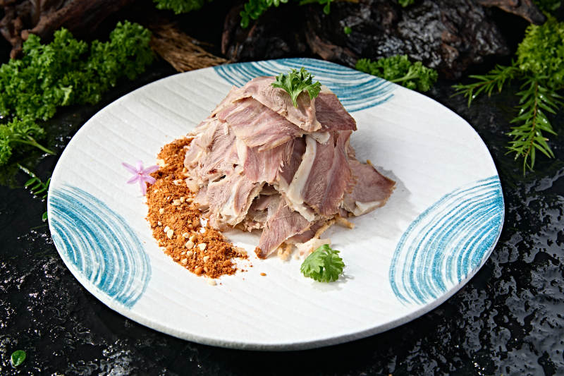 手工白切熟羊肉配花生辣椒干蘸料图片