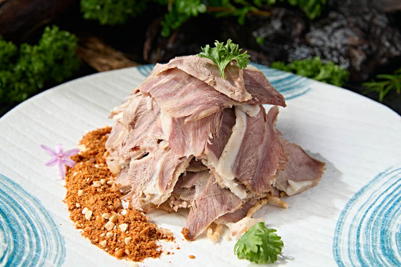 手工白切熟羊肉配花生辣椒干蘸料图片