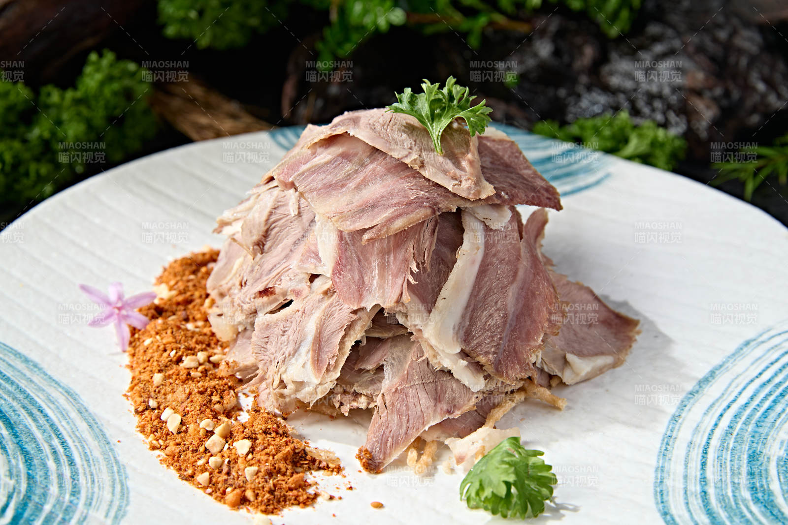 手工白切熟羊肉配花生辣椒干蘸料图片