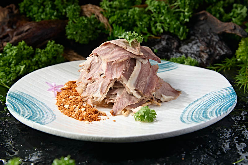 手工白切熟羊肉配花生辣椒干蘸料图片
