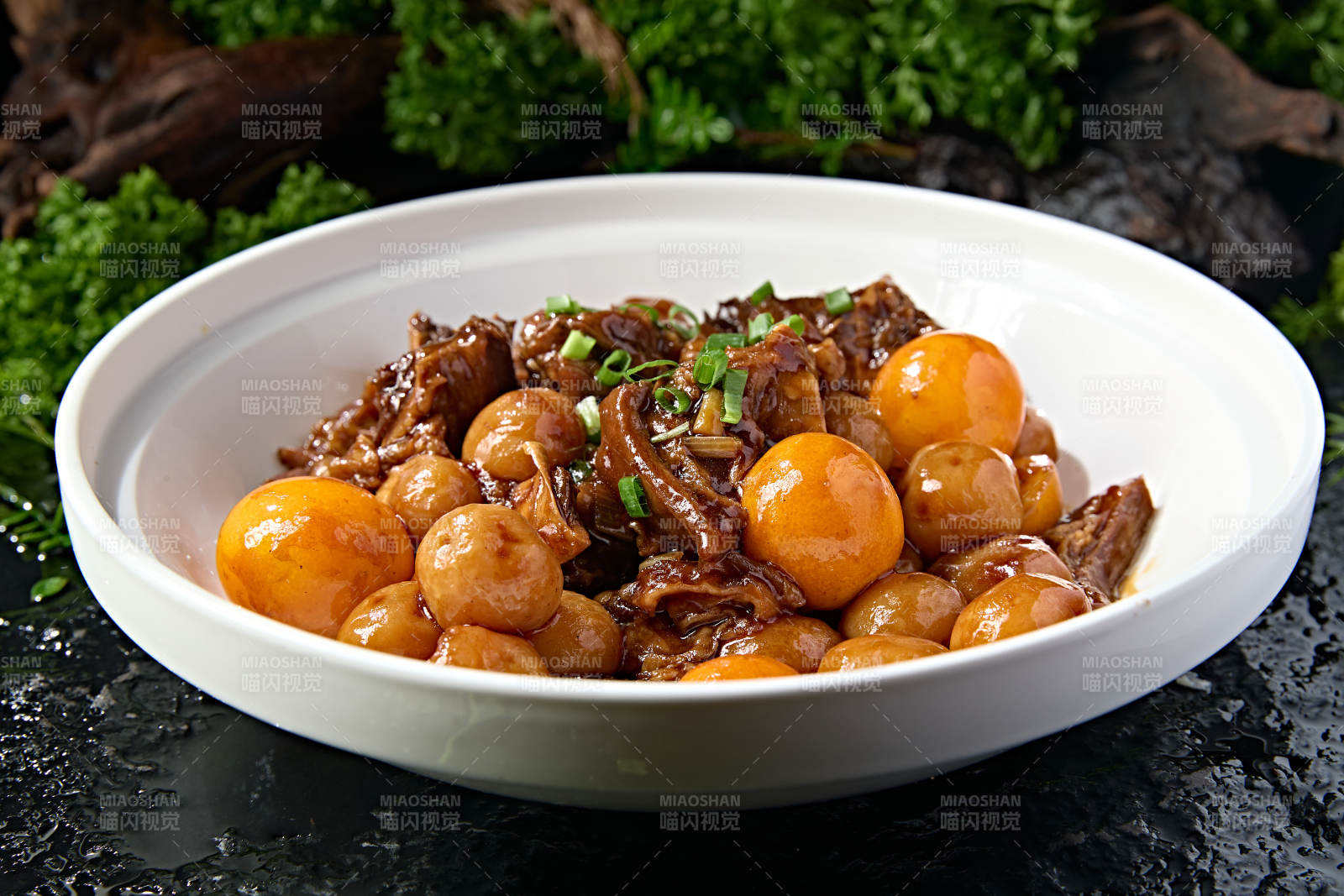 白深盘装酱烧排骨焖去皮圆土豆图片