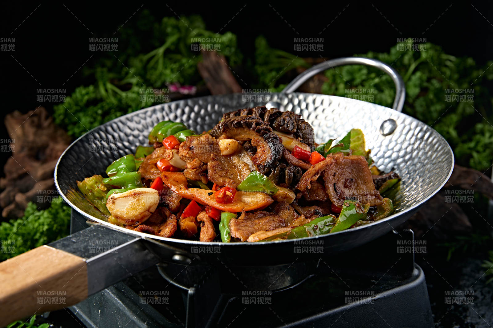川味小铁锅豆豉爆松蘑椒螺丝椒回锅肉图片