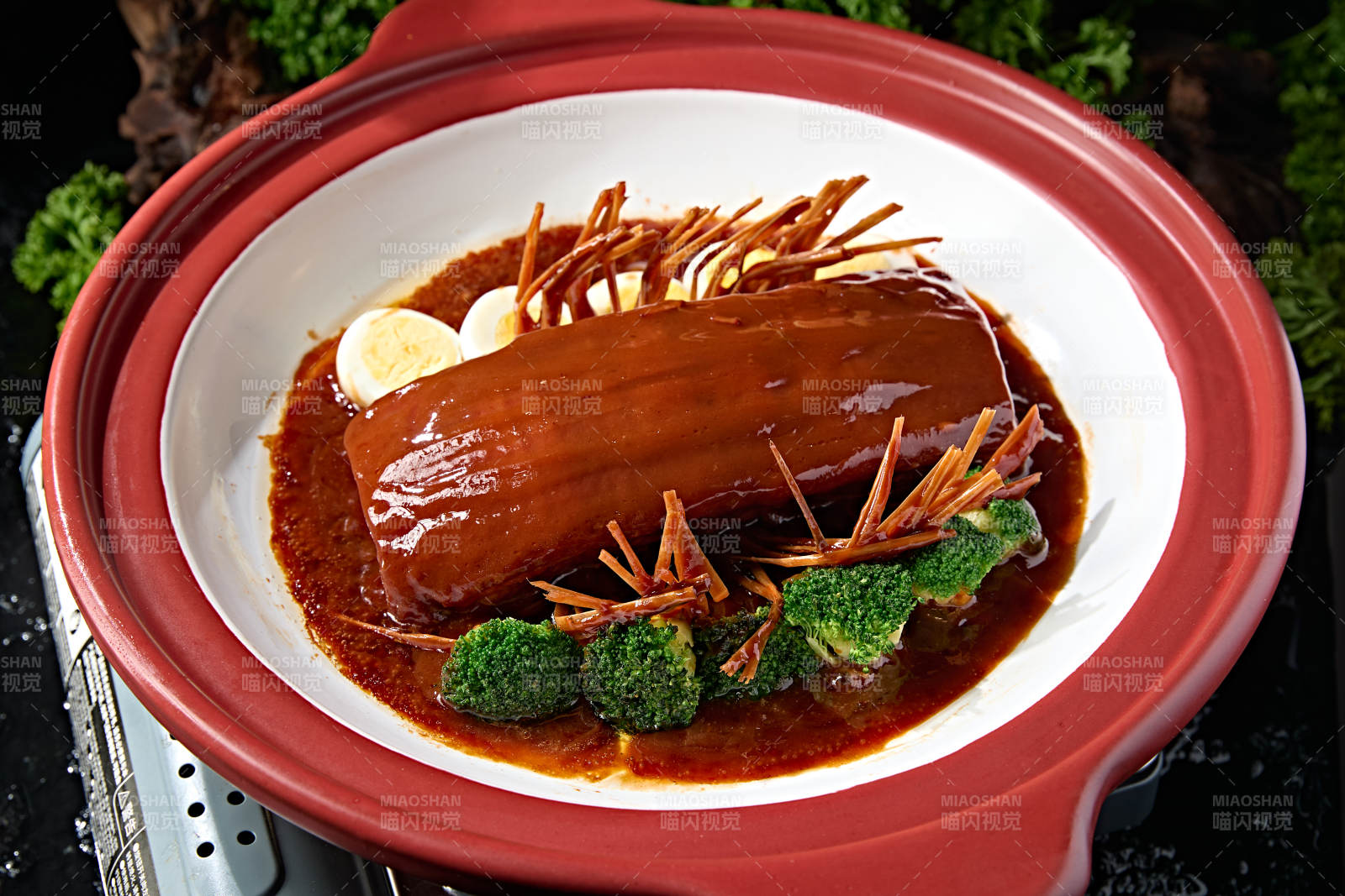 红边白深盘装整大块稻草扎肉稻香肉图片
