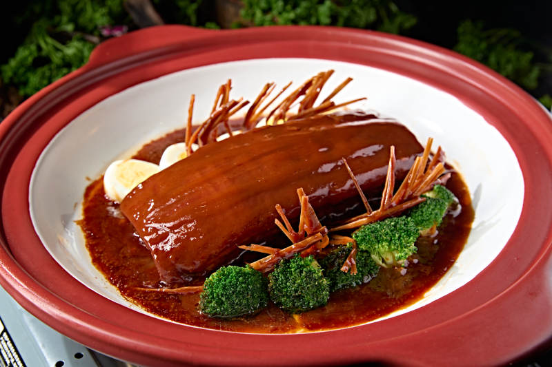 红边白深盘装整大块稻草扎肉稻香肉图片