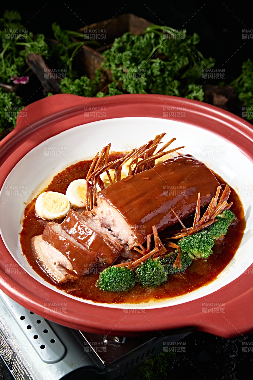 红边白深盘装整大块稻草扎肉稻香肉图片