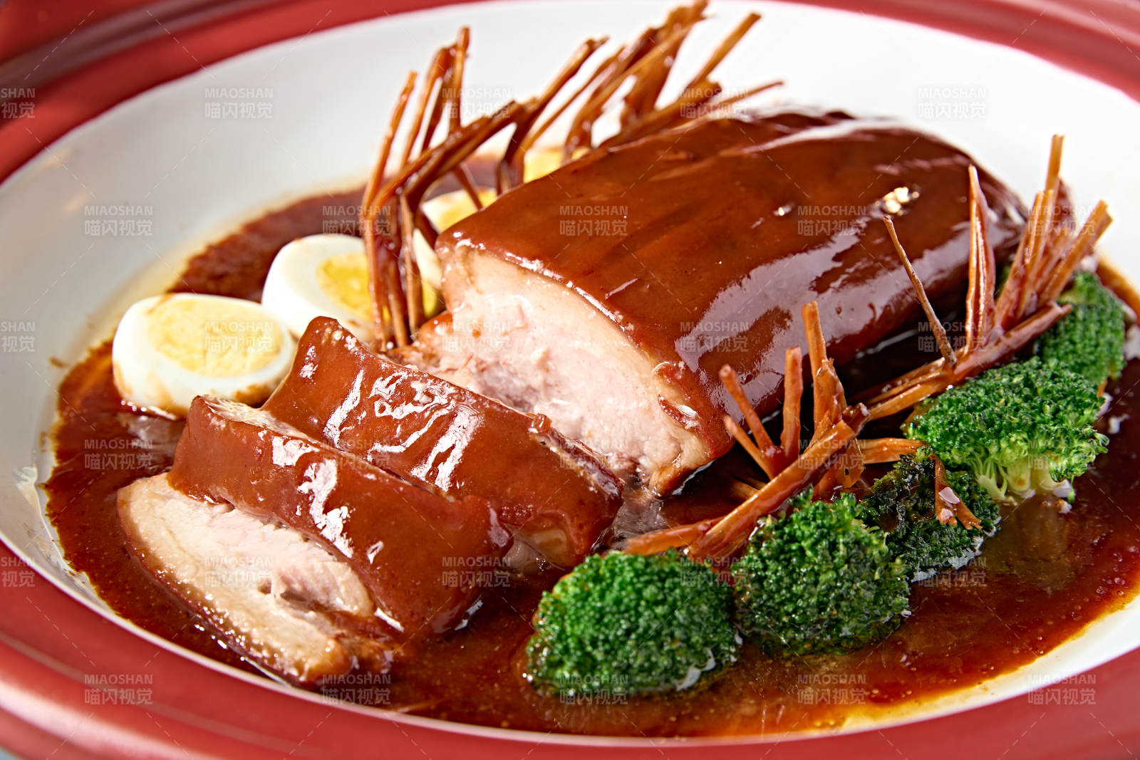 红边白深盘装整大块稻草扎肉稻香肉图片