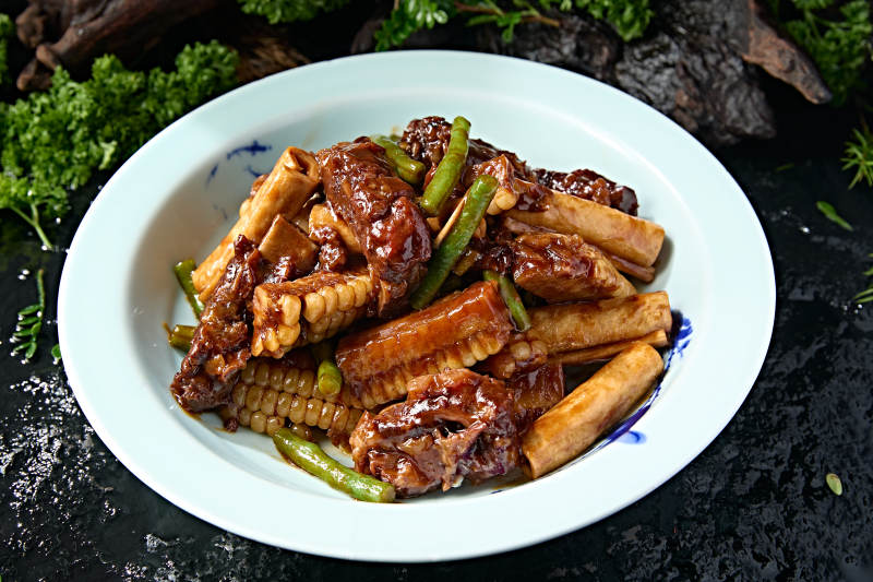 酱香排骨炖玉米段豆角豆泡东北风味大炖菜图片