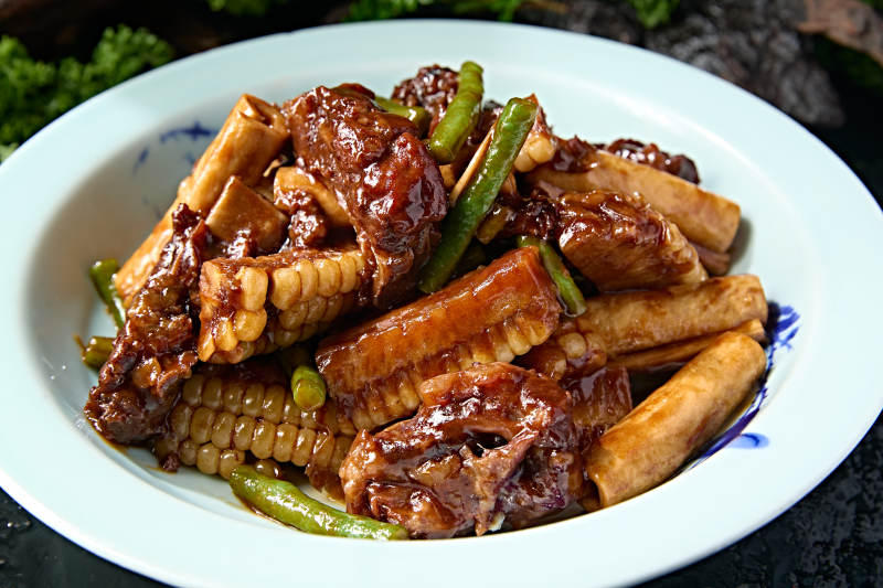 酱香排骨炖玉米段豆角豆泡东北风味大炖菜图片