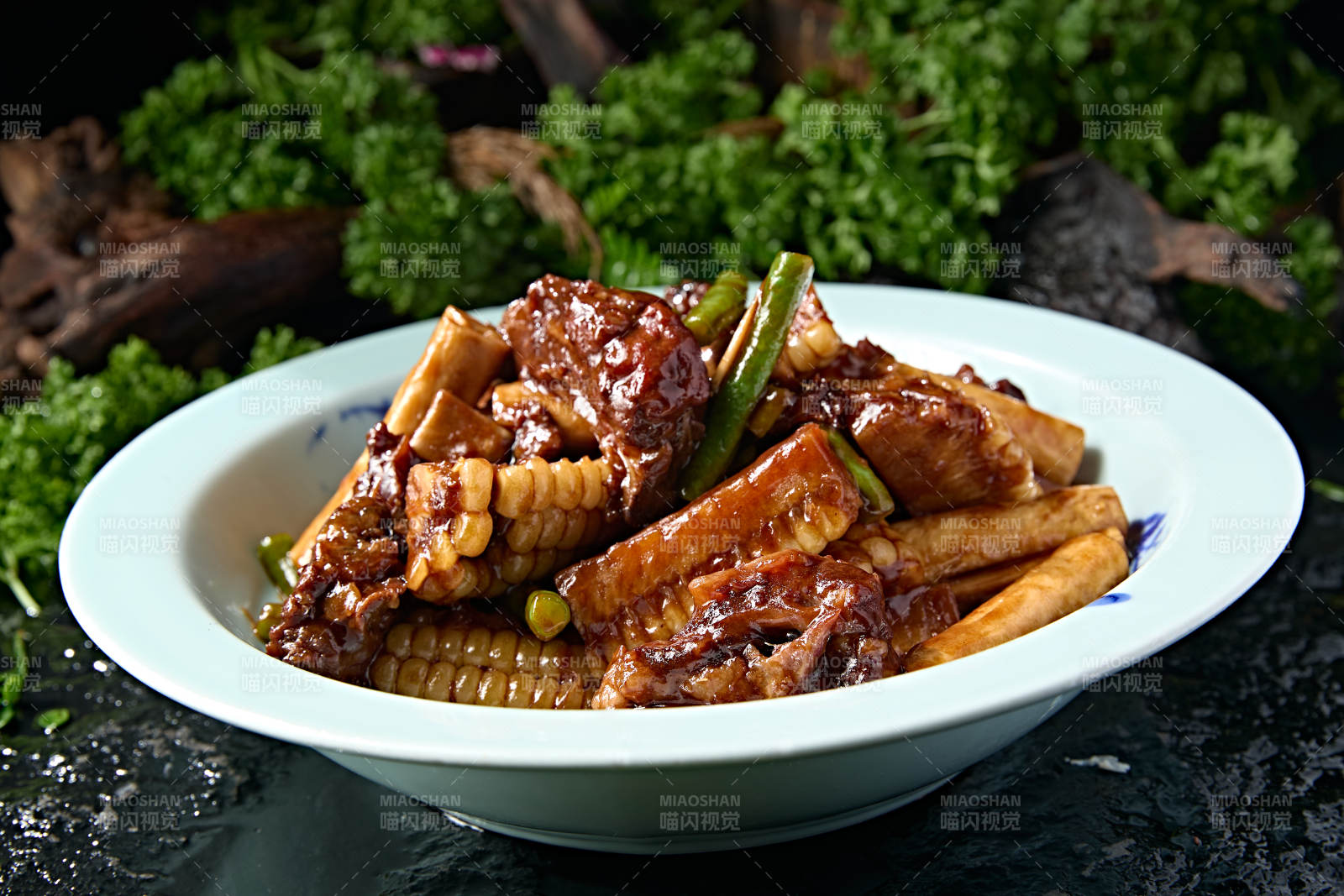 酱香排骨炖玉米段豆角豆泡东北风味大炖菜图片