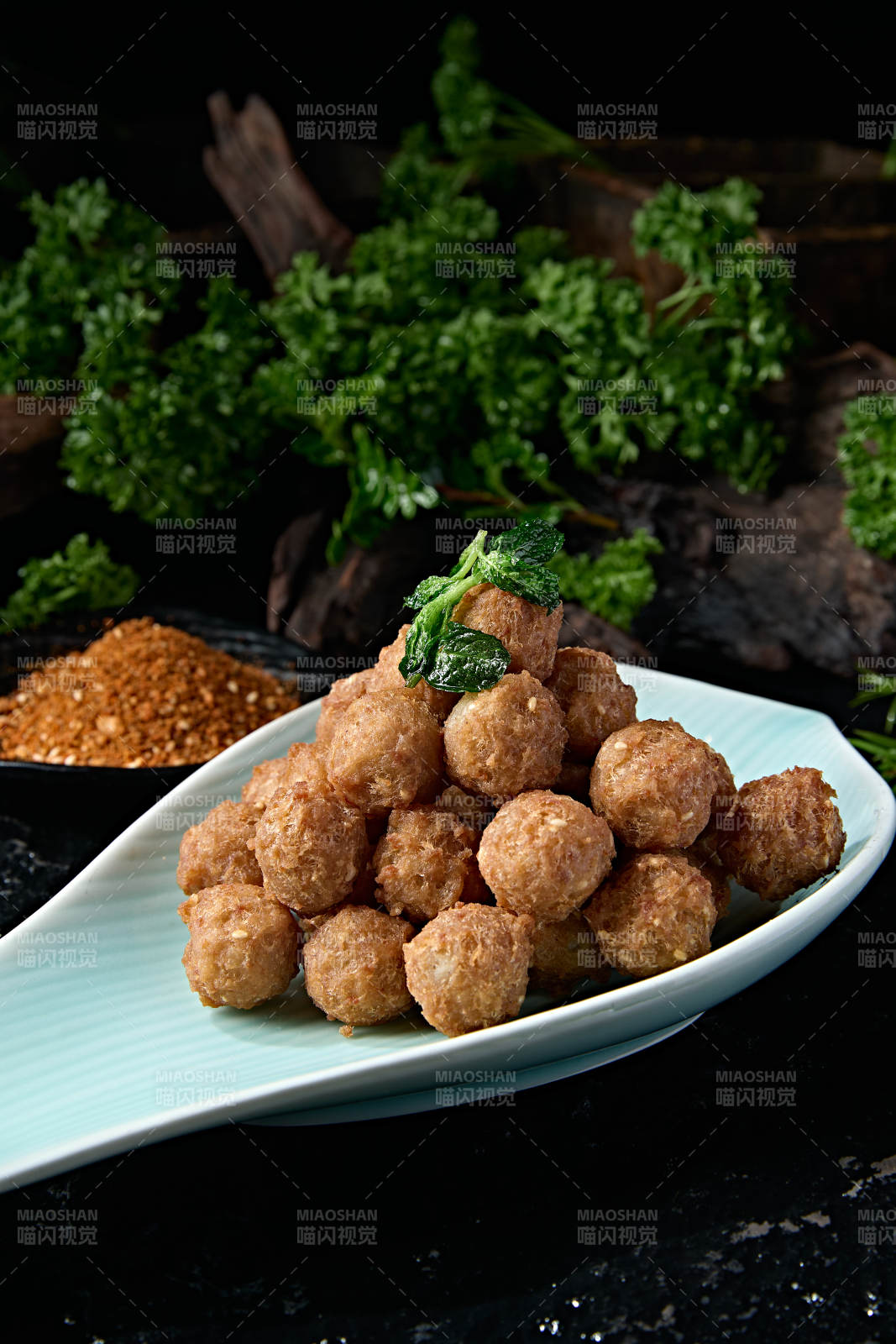 青瓷叶形盘装干炸手工猪肉丸子图片