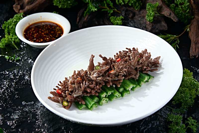 白圆盘秋葵底铺爆炒龙爪菇鹿茸菌图片