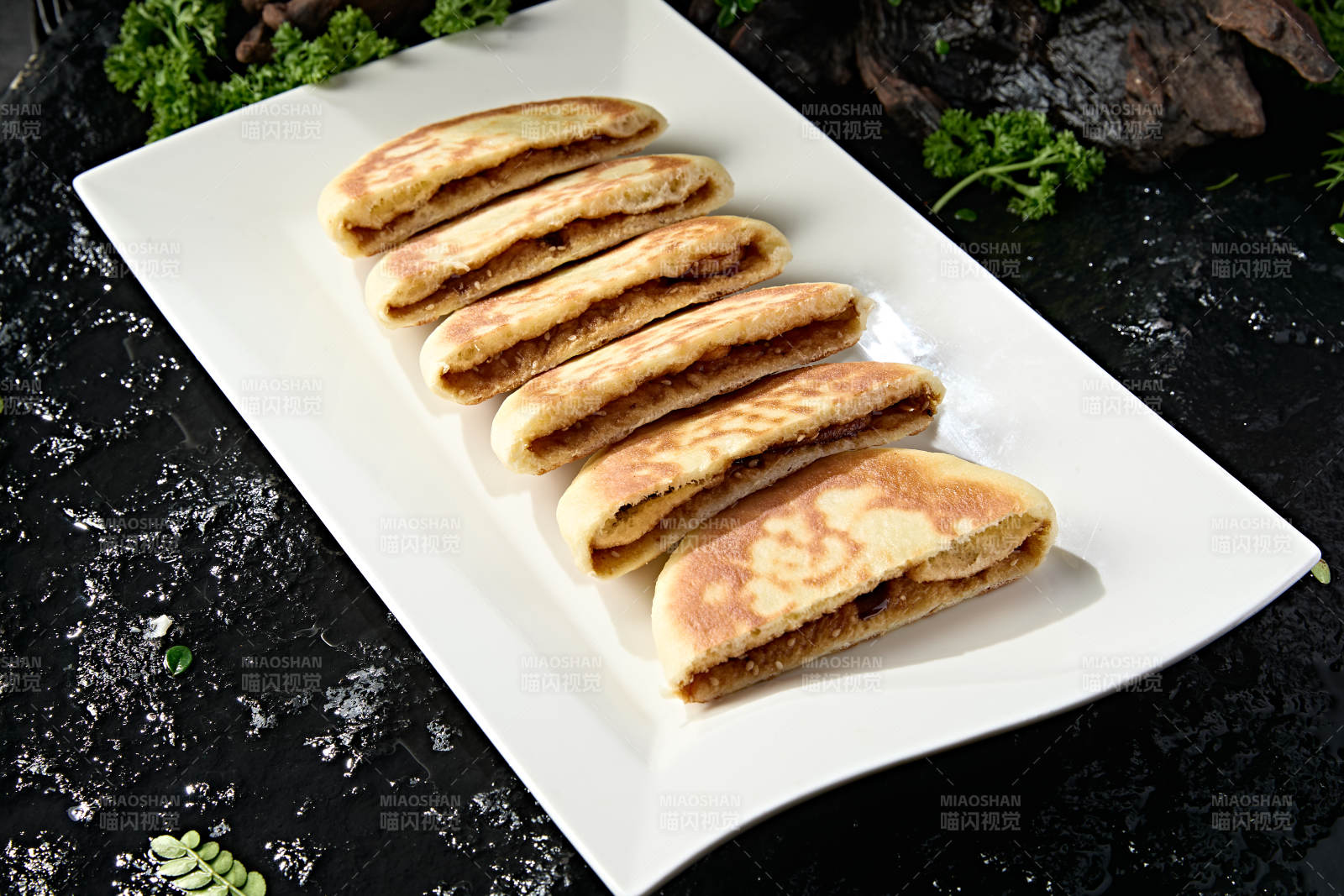 白色瓷盘装美味糖酥饼图片