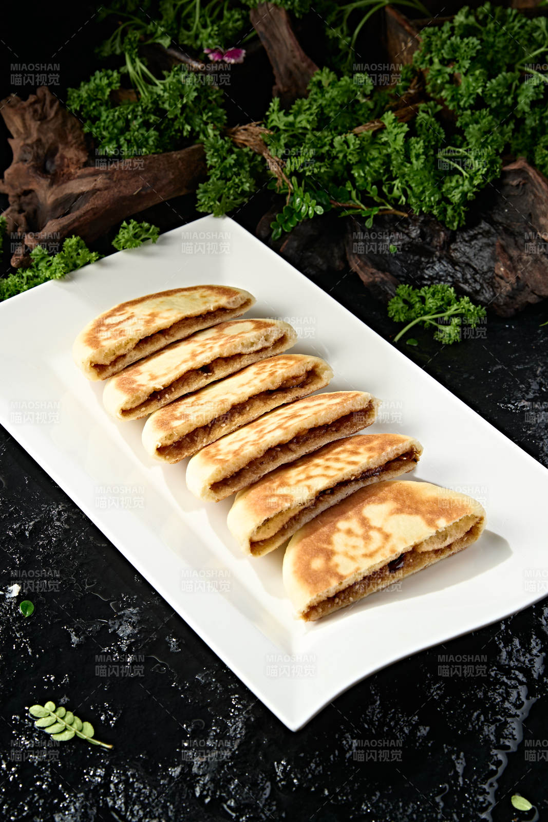 白色瓷盘装美味糖酥饼图片