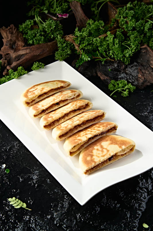 白色瓷盘装美味糖酥饼图片