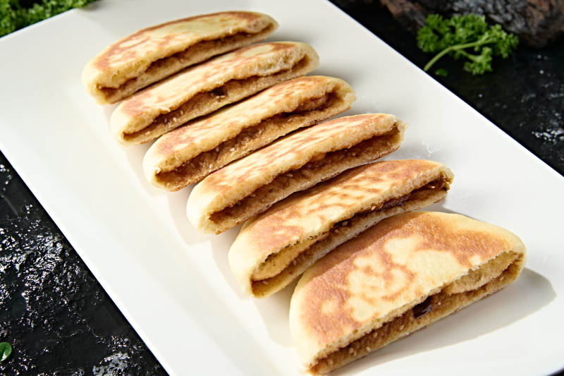 白色瓷盘装美味糖酥饼图片