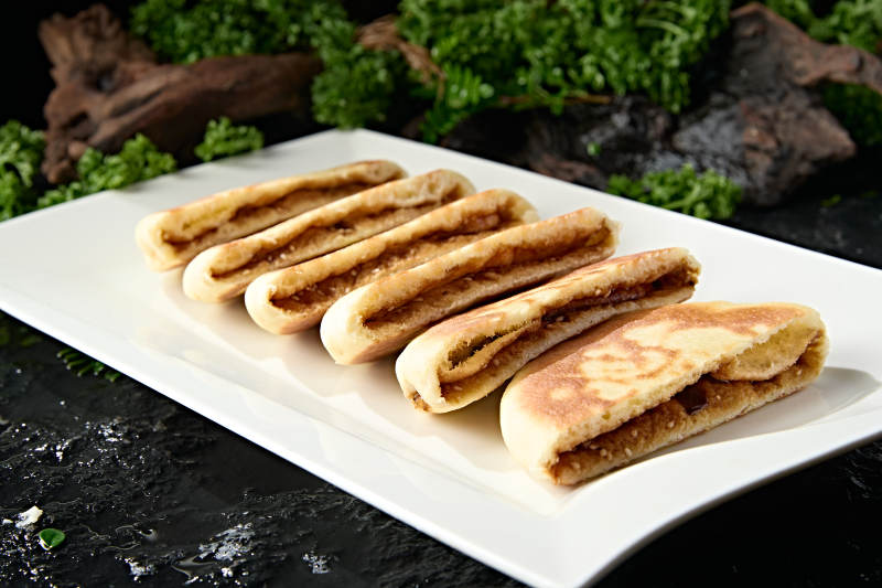 白色瓷盘装美味糖酥饼图片