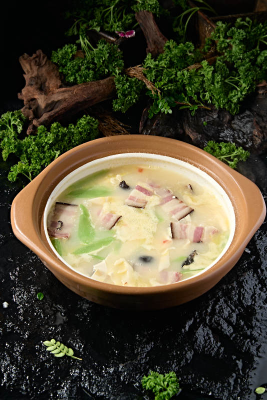 砂锅浓汤炖煮咸肉莴笋干豆腐图片