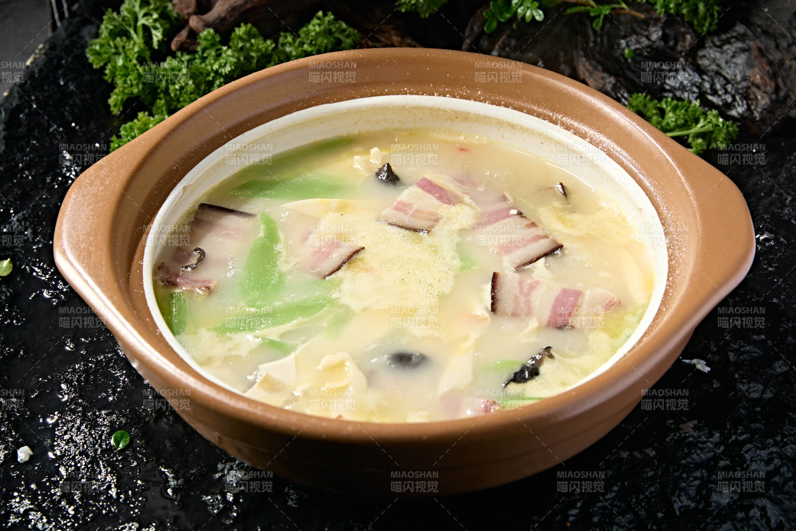 砂锅浓汤炖煮咸肉莴笋干豆腐图片