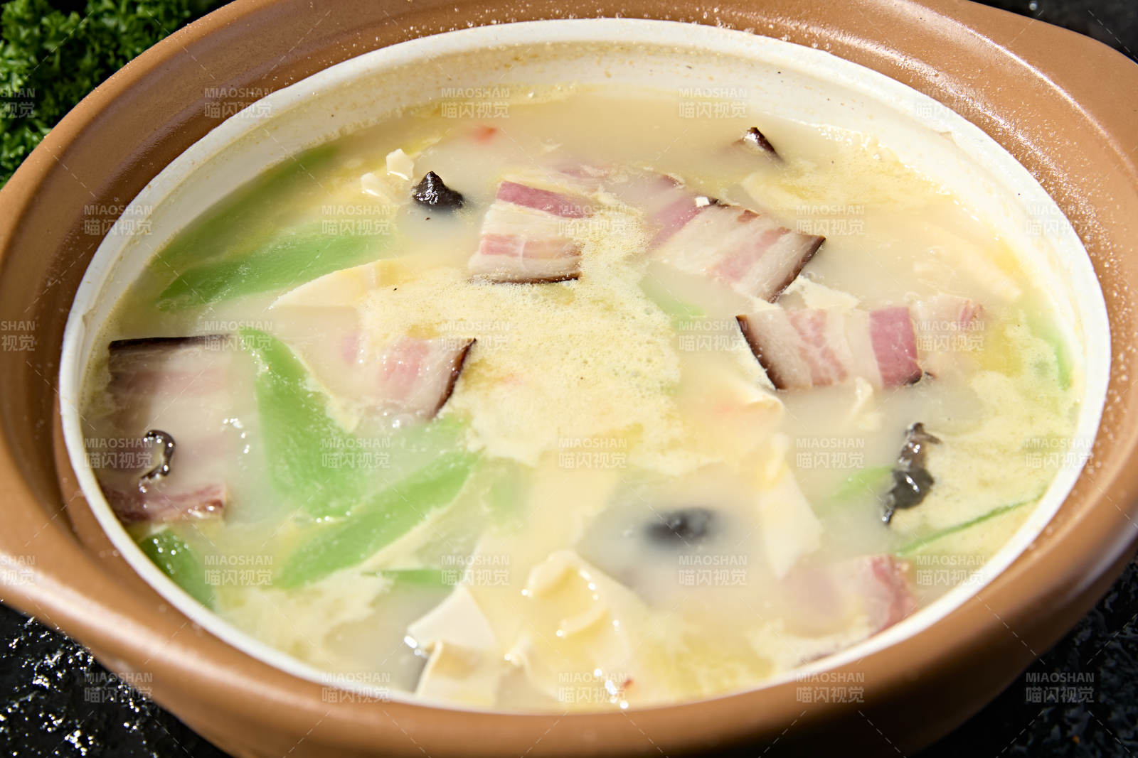 砂锅浓汤炖煮咸肉莴笋干豆腐图片