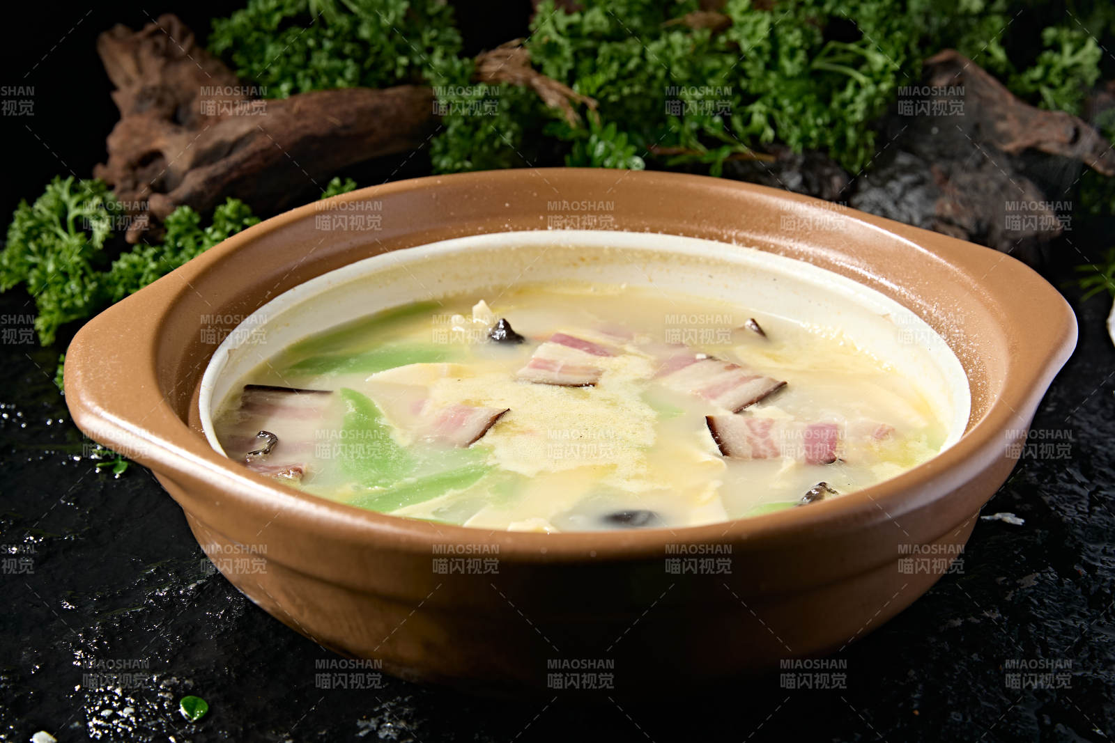 砂锅浓汤炖煮咸肉莴笋干豆腐图片