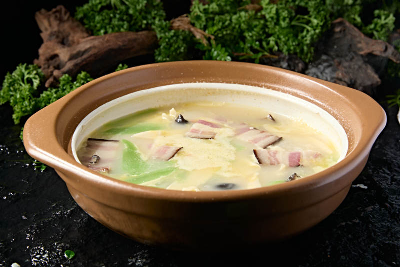 砂锅浓汤炖煮咸肉莴笋干豆腐图片