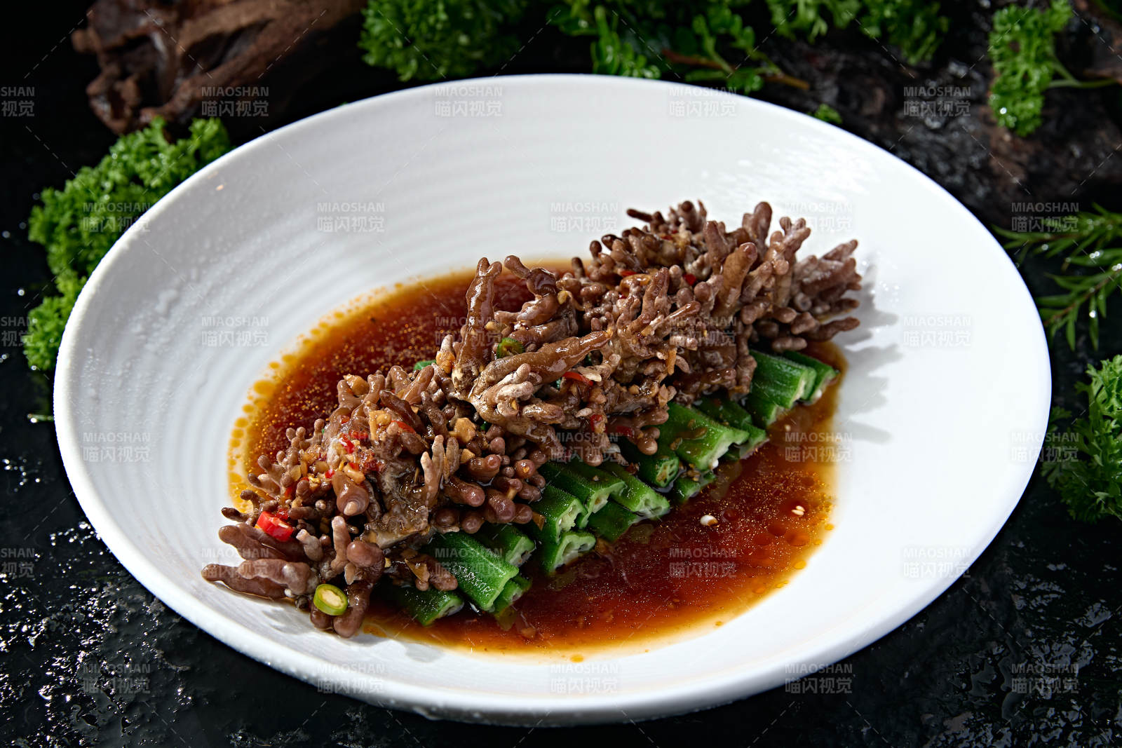 白圆盘秋葵底铺爆炒龙爪菇鹿茸菌图片