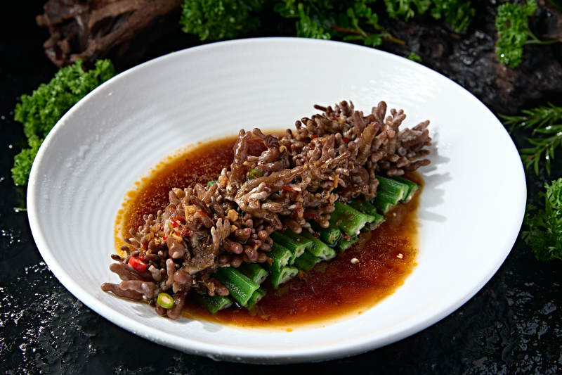 白圆盘秋葵底铺爆炒龙爪菇鹿茸菌图片