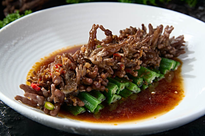 白圆盘秋葵底铺爆炒龙爪菇鹿茸菌图片