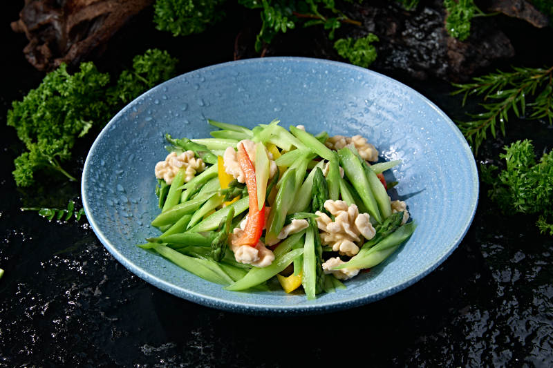 鲜芦笋拌鲜核桃仁彩椒点缀中式轻食图片