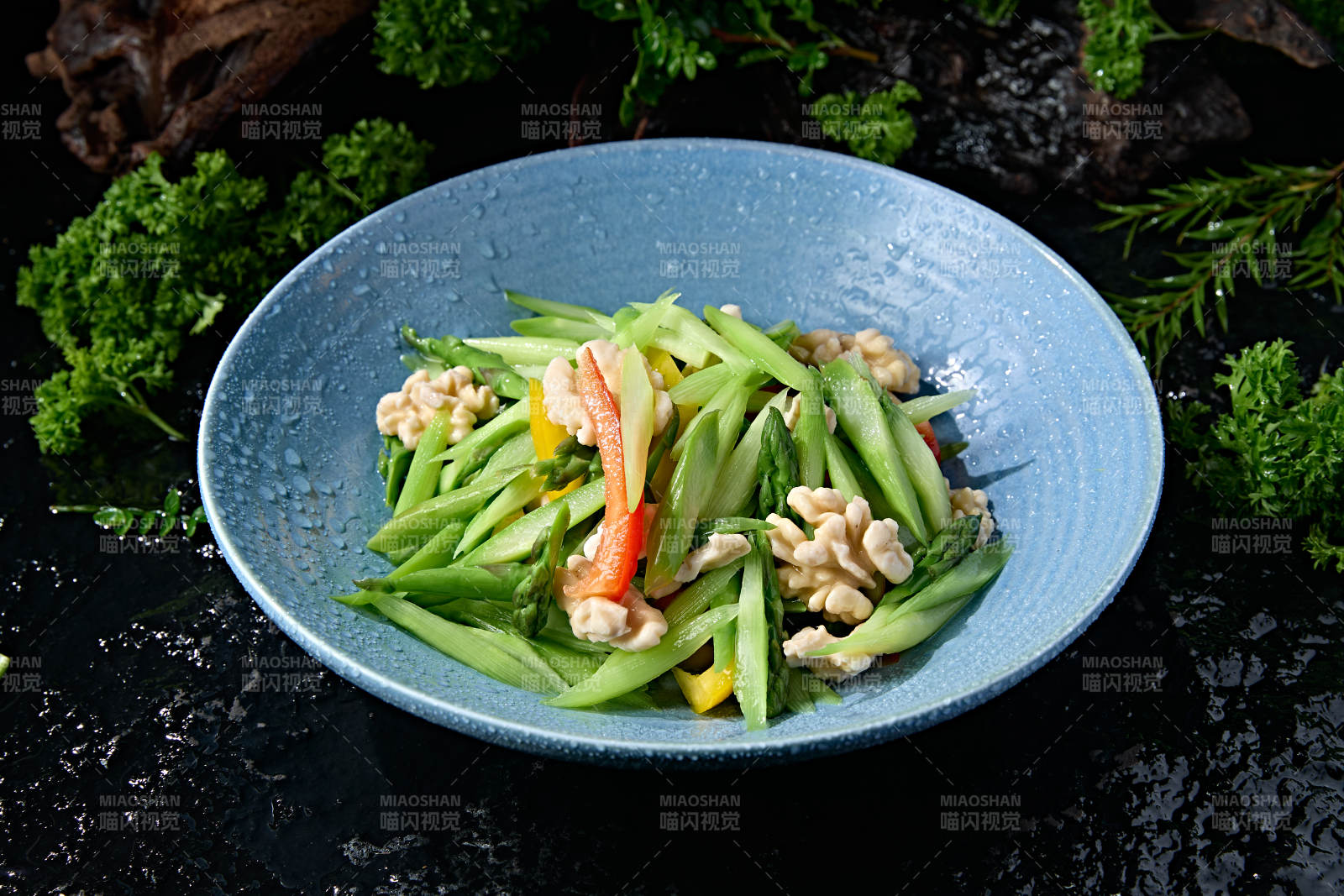 鲜芦笋拌鲜核桃仁彩椒点缀中式轻食图片