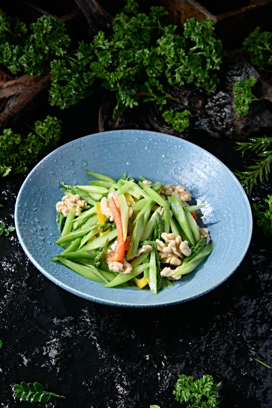 鲜芦笋拌鲜核桃仁彩椒点缀中式轻食图片