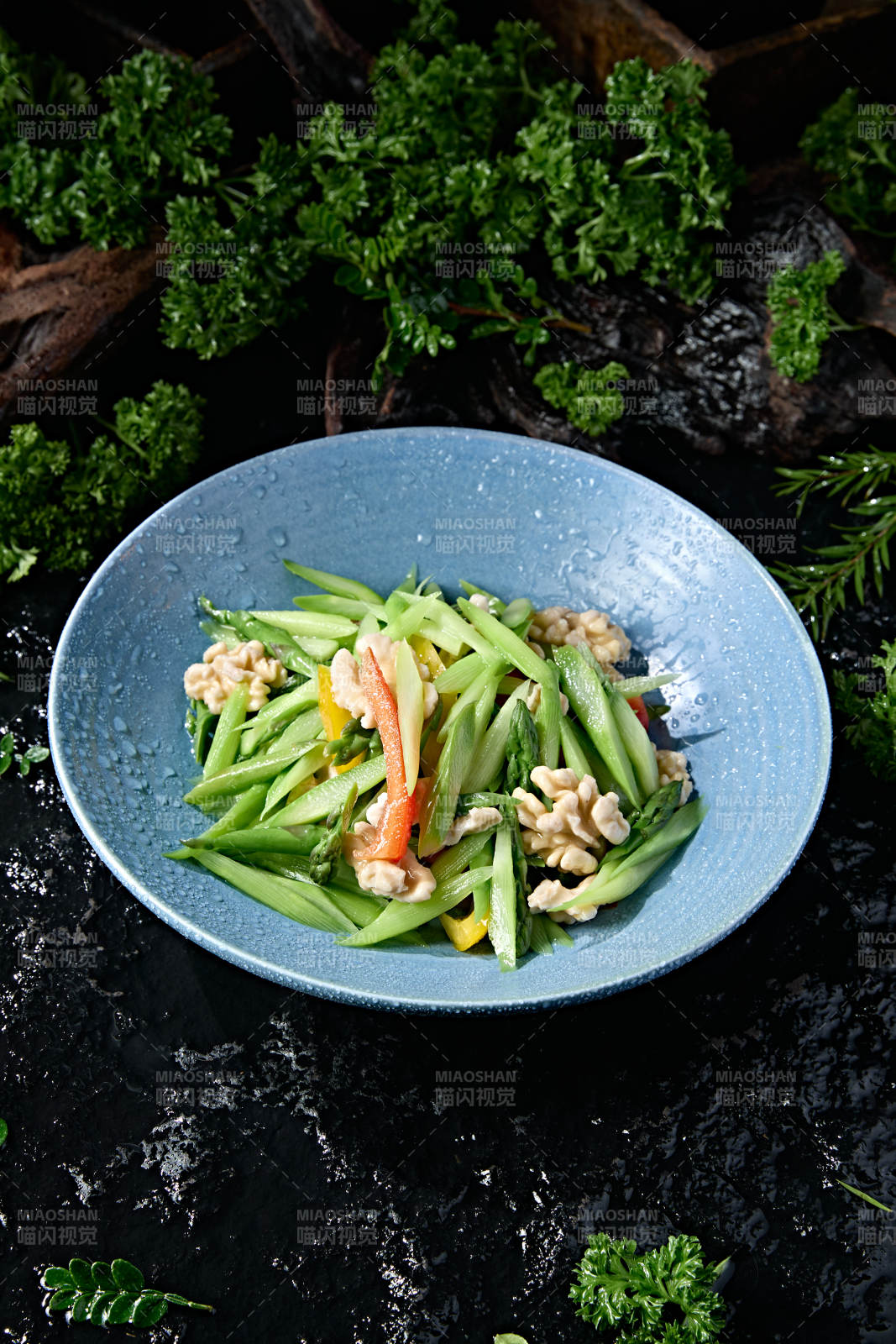 鲜芦笋拌鲜核桃仁彩椒点缀中式轻食图片