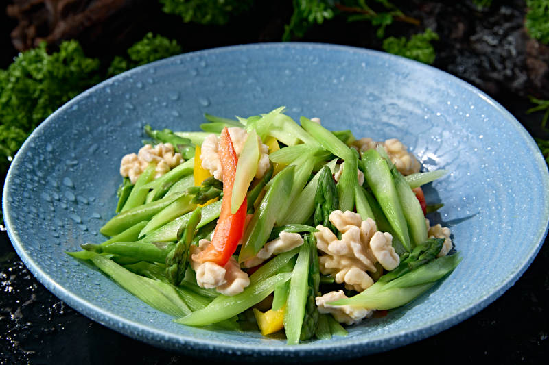 鲜芦笋拌鲜核桃仁彩椒点缀中式轻食图片
