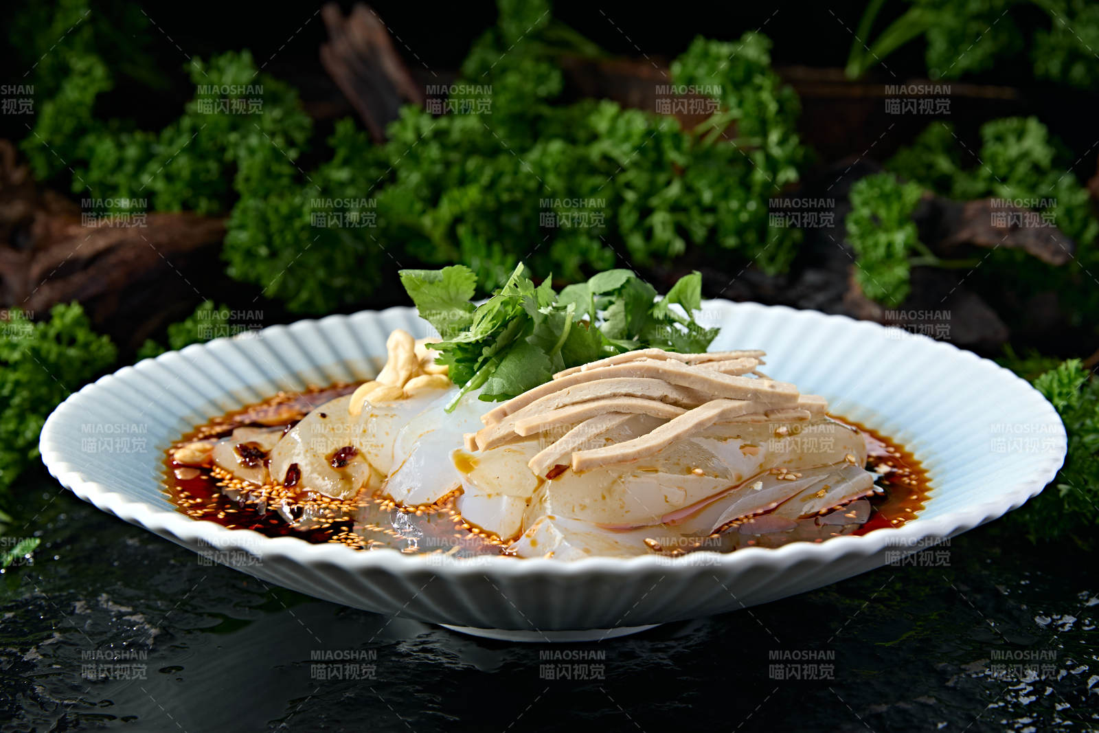 红油凉拌水晶凉粉配花生豆干香菜图片