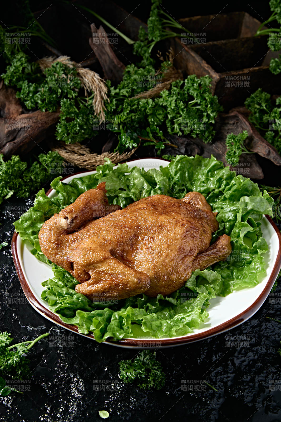 手撕脱骨香酥烧鸡垫生菜中式熟食图片