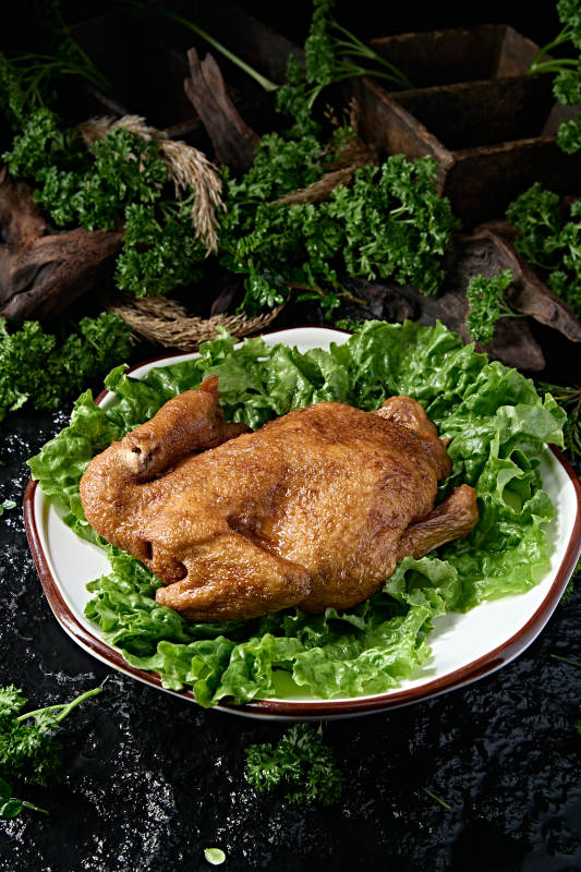 手撕脱骨香酥烧鸡垫生菜中式熟食图片
