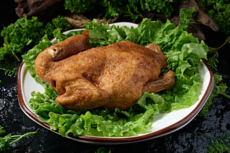 手撕脱骨香酥烧鸡垫生菜中式熟食图片