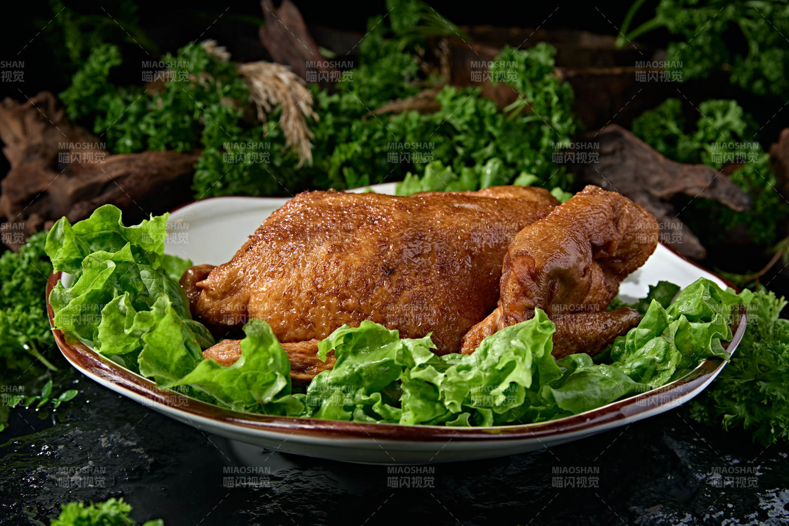 手撕脱骨香酥烧鸡垫生菜中式熟食图片