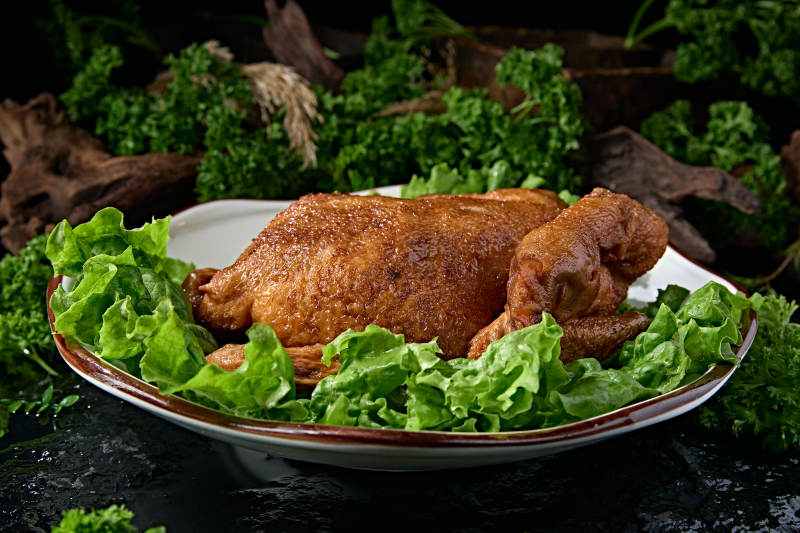 手撕脱骨香酥烧鸡垫生菜中式熟食图片