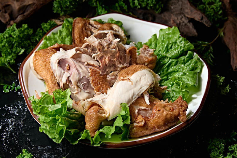 手撕脱骨香酥烧鸡垫生菜中式熟食图片