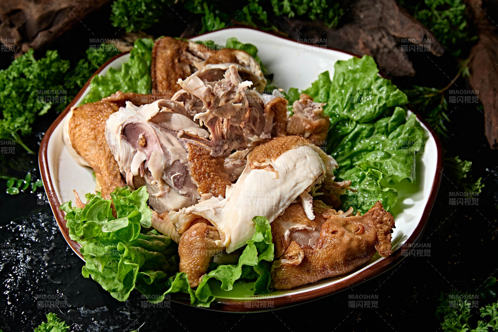 手撕脱骨香酥烧鸡垫生菜中式熟食图片