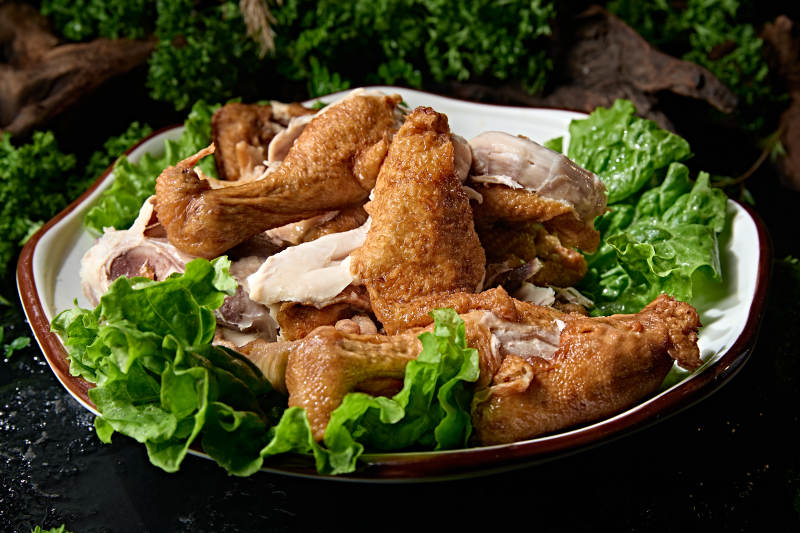 手撕脱骨香酥烧鸡垫生菜中式熟食图片