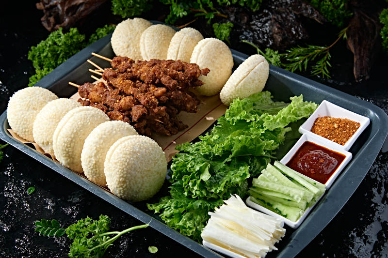 孜然烤肉串配空心芝麻馍双蘸料烤肉套餐图片