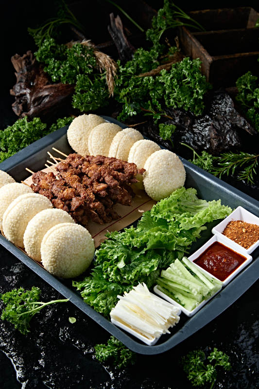 孜然烤肉串配空心芝麻馍双蘸料烤肉套餐图片